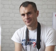Полюбить себя: лишившийся рук житель Кемерово стал фотографом и обучает детей фоторемеслу