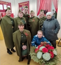 Снова май, цветы, салют и слезы…