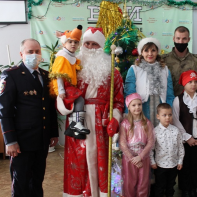 Ребят поздравили Дед Мороз и сотрудники полиции