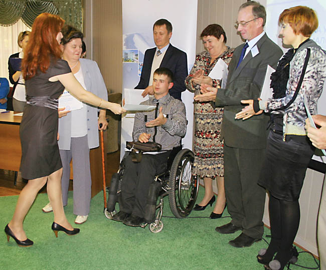 Сертификат получает Максим Выдров, зам. председателя Вологодской городской организации ВОИ