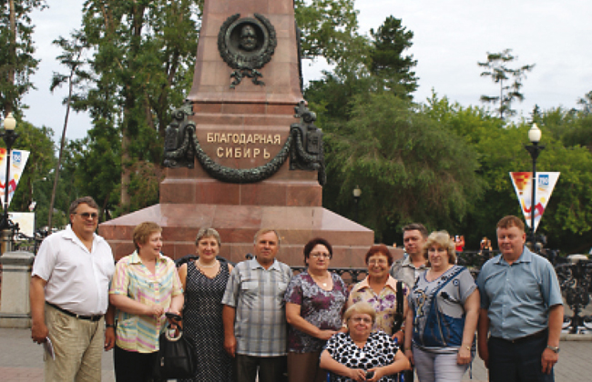Члены Сибирского МРС у памятника императору Александру III