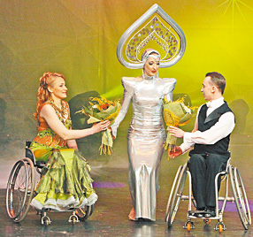 Участники гала-концерта чемпионы мира по танцам на колясках Ирина Гордеева и Дмитрий Торгунаков