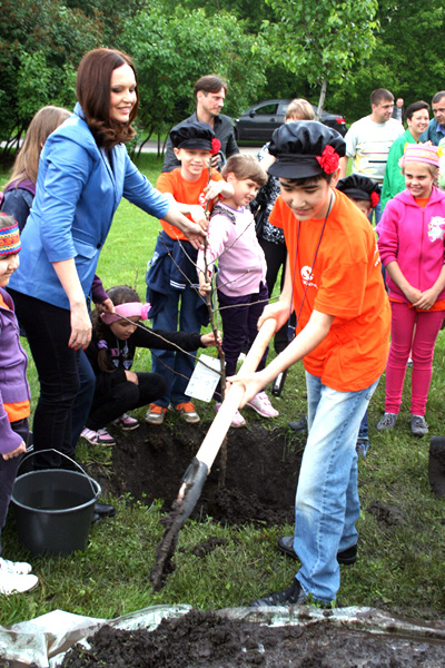 Ирина Безрукова и ее подопечные сажают яблоневый сад