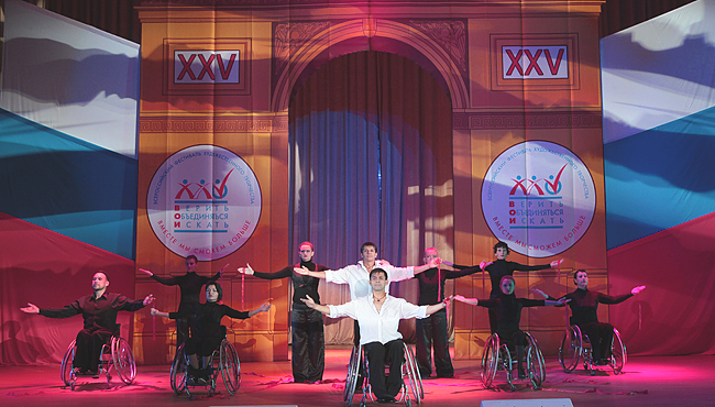 Совместный номер ансамбль жестовой песни «Поющие руки»  и ансамбля танца на колясках «Гротеск» из Перми