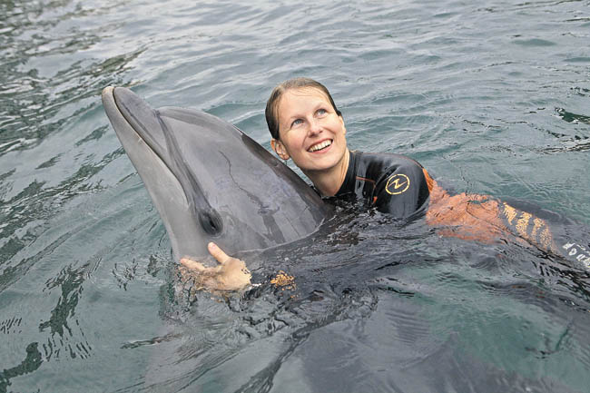 инструктор из Словении Аленка Фидлер в дельфинарии на Большом Утрише