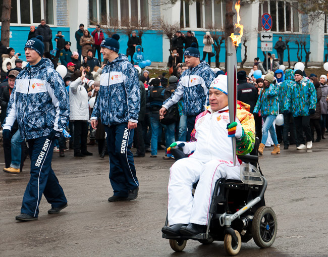 Владимир Саржевский  с Олимпийским огнем  на улицах Хабаровска