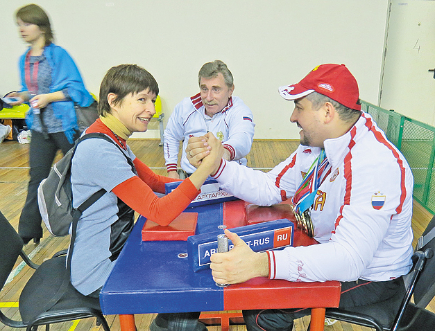 Мария Загорская пробует себя в армрестлинге