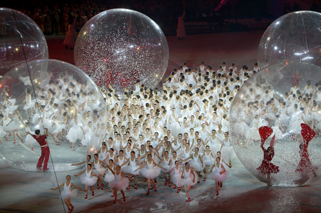 500 юных балерин и акробаты в шарах