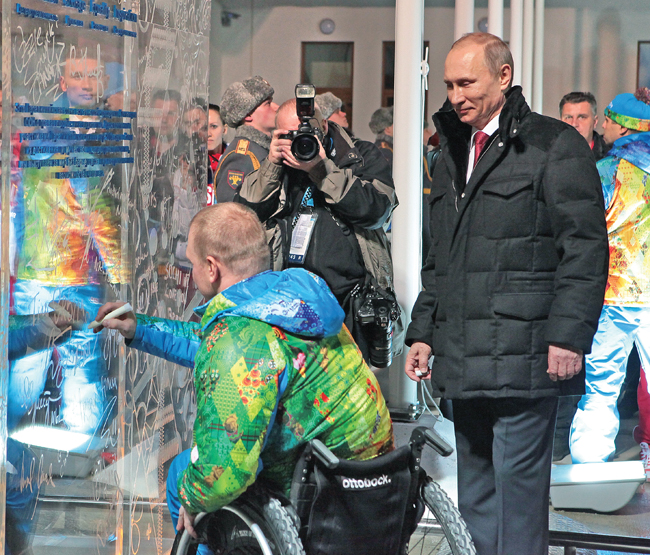 Сергей Шилов оставляет свою подпись на Паралимпийской стене