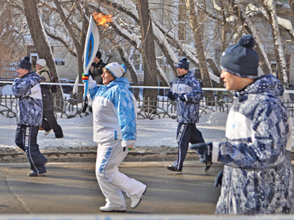 Ольга Пунславс несет факел в Омске