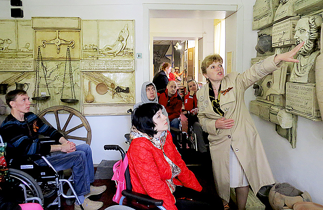 Директор Сакского музея истории грязелечения Марина Задорожная проводит экскурсию для гостей