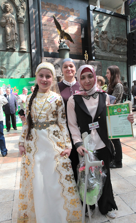 Саалла Хизриева (слева), Эсет Сайд-Эминовна Чамаева и Рабу Аздаева (Чечня)