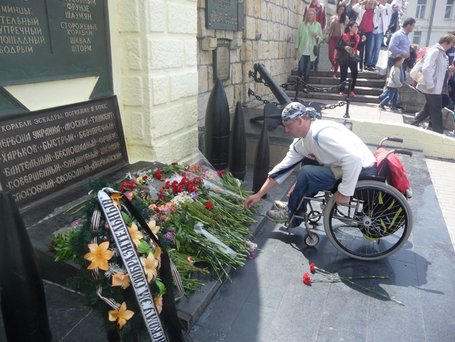 Сергей Елизаров возлагает цветы к памятнику героев