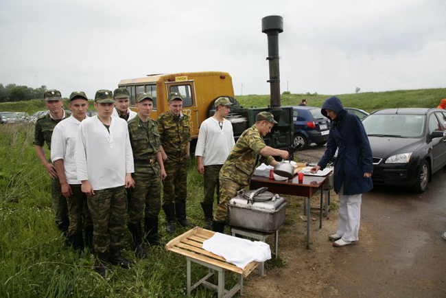 Традиционный обед из полевой кухни