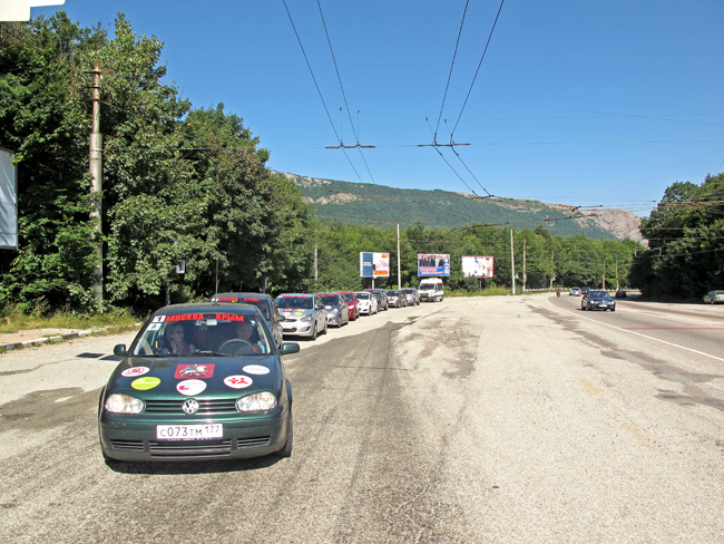 Колонна автопробега на крымской трассе