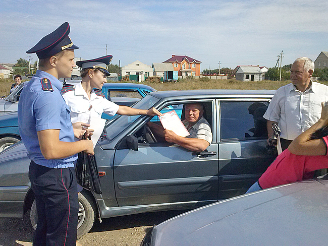 МЫ ВМЕСТЕ В БУДНИ И В ПРАЗДНИКИ Сотрудники ГИБДД вручают грамоту победителю авторалли