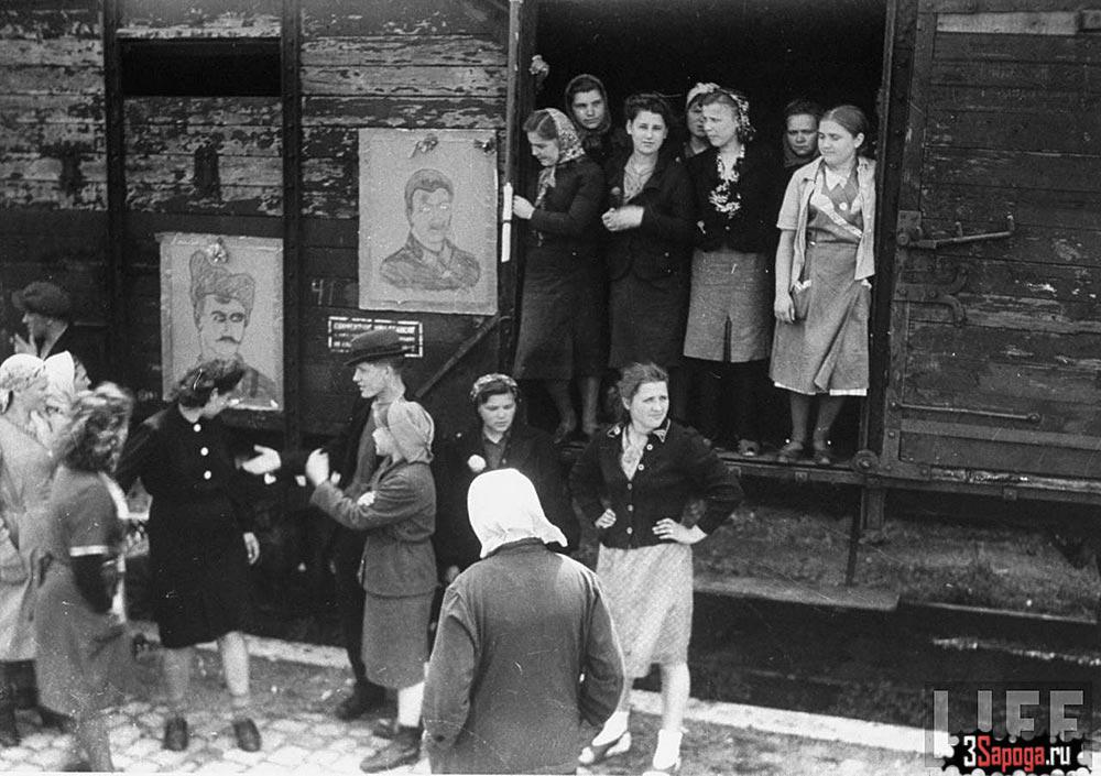 Советские граждане, угнанные в Германию, возвращаются в СССР