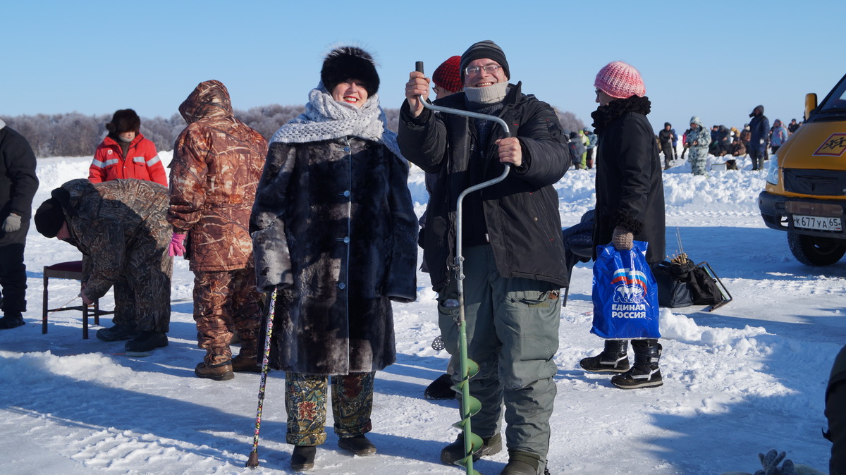 Первая лунка. Председатель Надежда Федоровна  Гладкова и капитан команды Марк Кривоногов