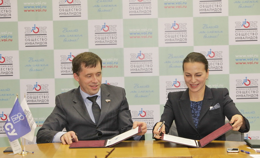 Михаил Терентьев и ректор РГСУ Наталья Починок подписывают соглашение о сотрудничестве