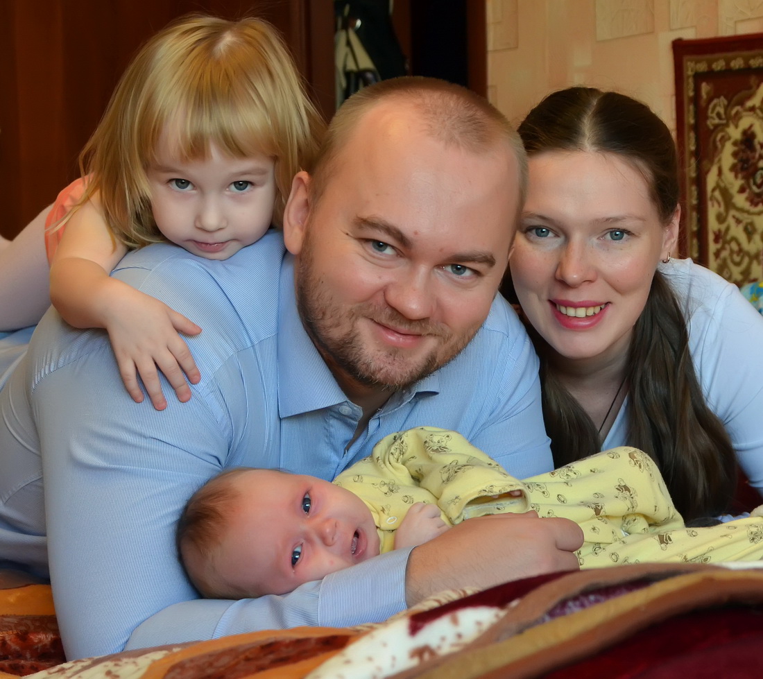 Семья Пастуховых: Илья с женой и дочерьми Аришей и Настенькой