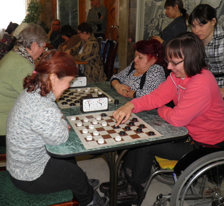 Наталья Анисимова (справа) из Кемерова приносит необходимые очки для победы своей команде
