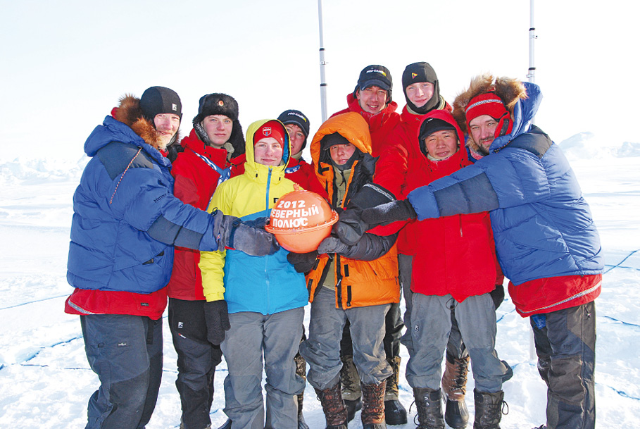  Юные полярники, участники юбилейной экспедиции на макушке Земли