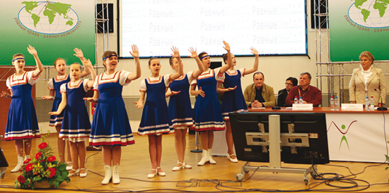 Неслышащие девушки из ансамбля «Ангелы Надежды» исполняют Гимн России на жестовом языке